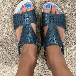 Bare Traps size 7 sandals, dark green. Wore a few times, comfy 😊